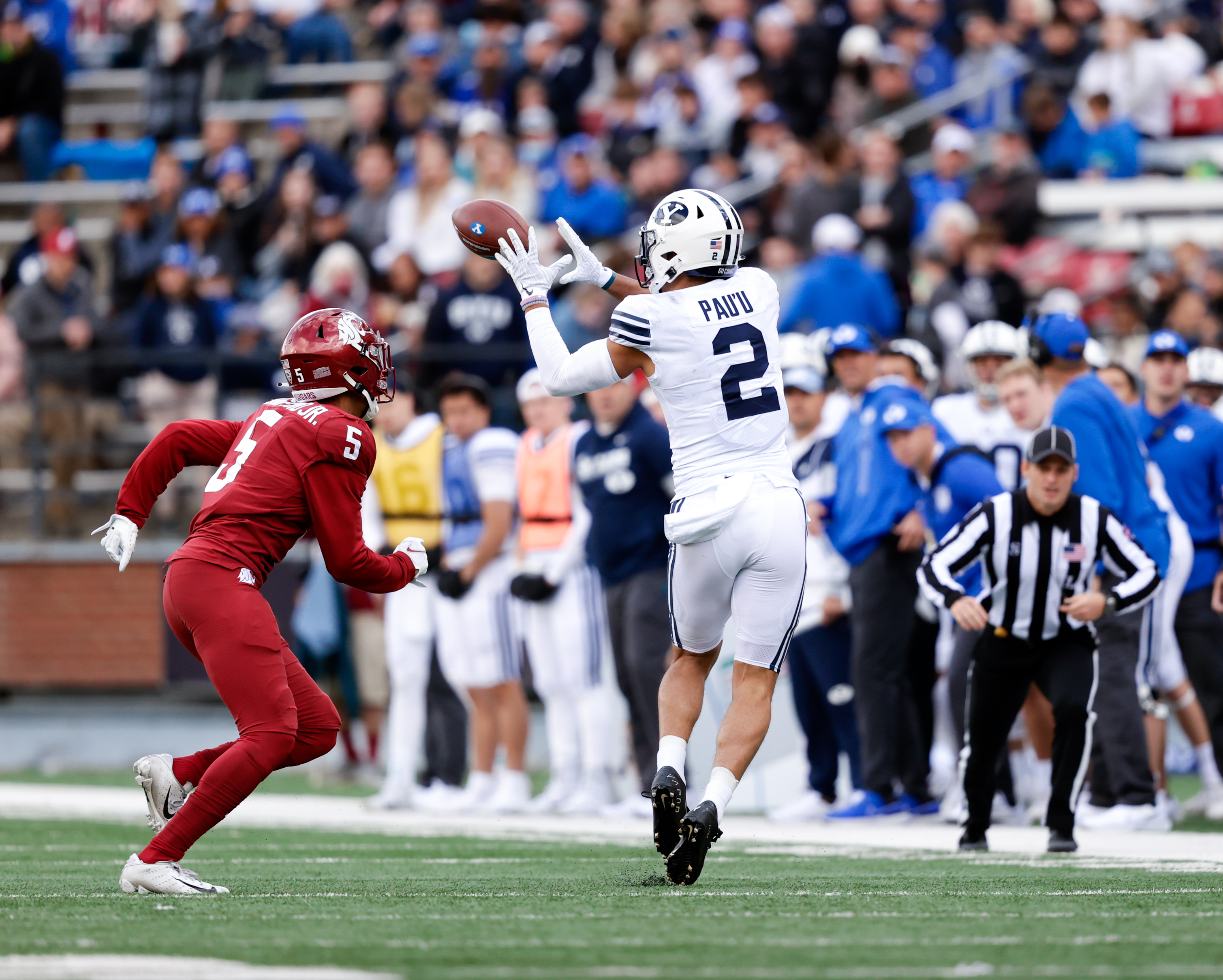 Neil Pau'u hauls in catch against Wazzu