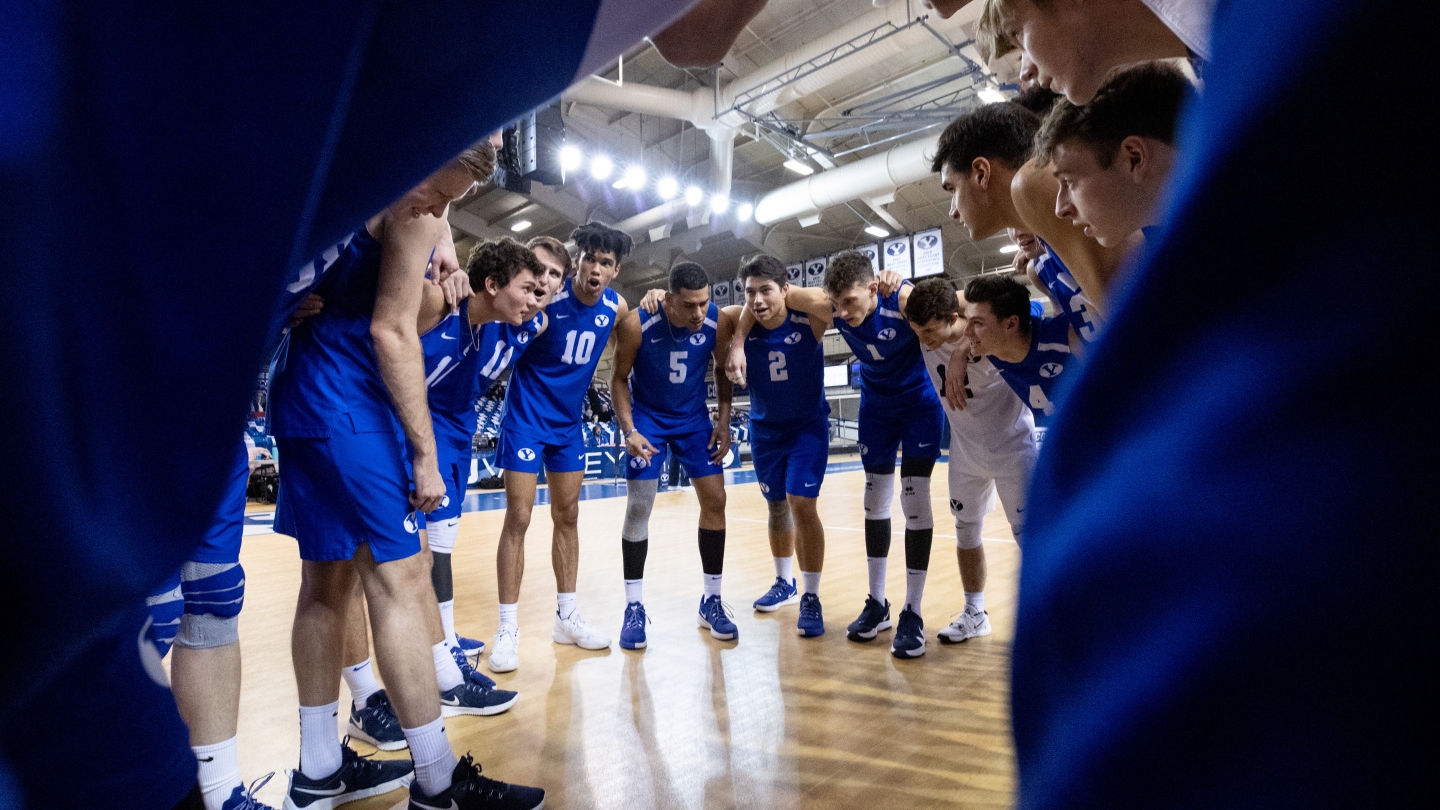 players huddle pre game