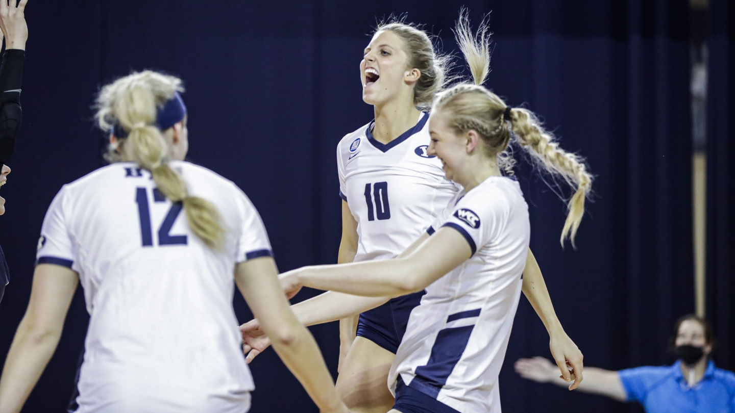 Erin Livingston celebrating with team vs Gonzaga 2-9-21