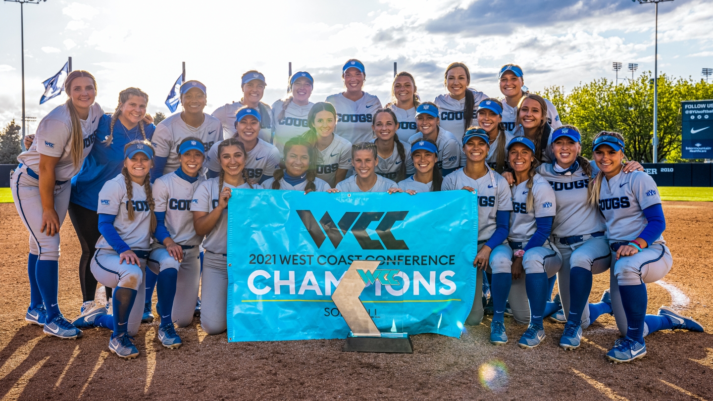 2021 Softball team with WCC Championship trophy and banner